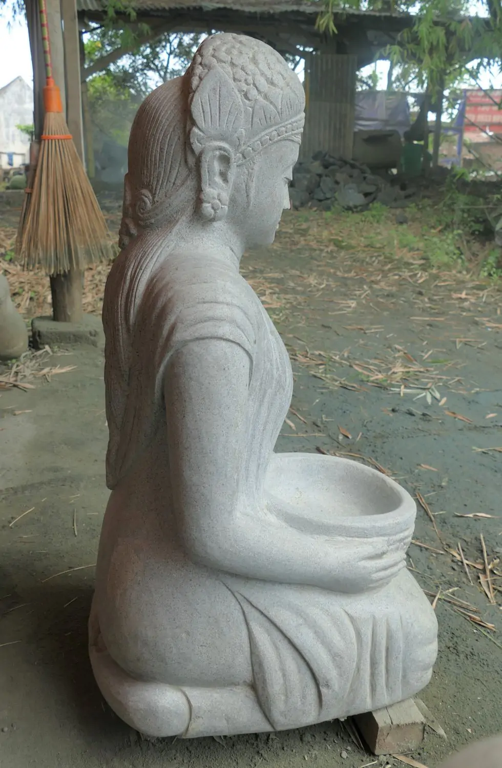 Artikelbild 4 des Artikels “Sitzende Frau, 80 cm H “